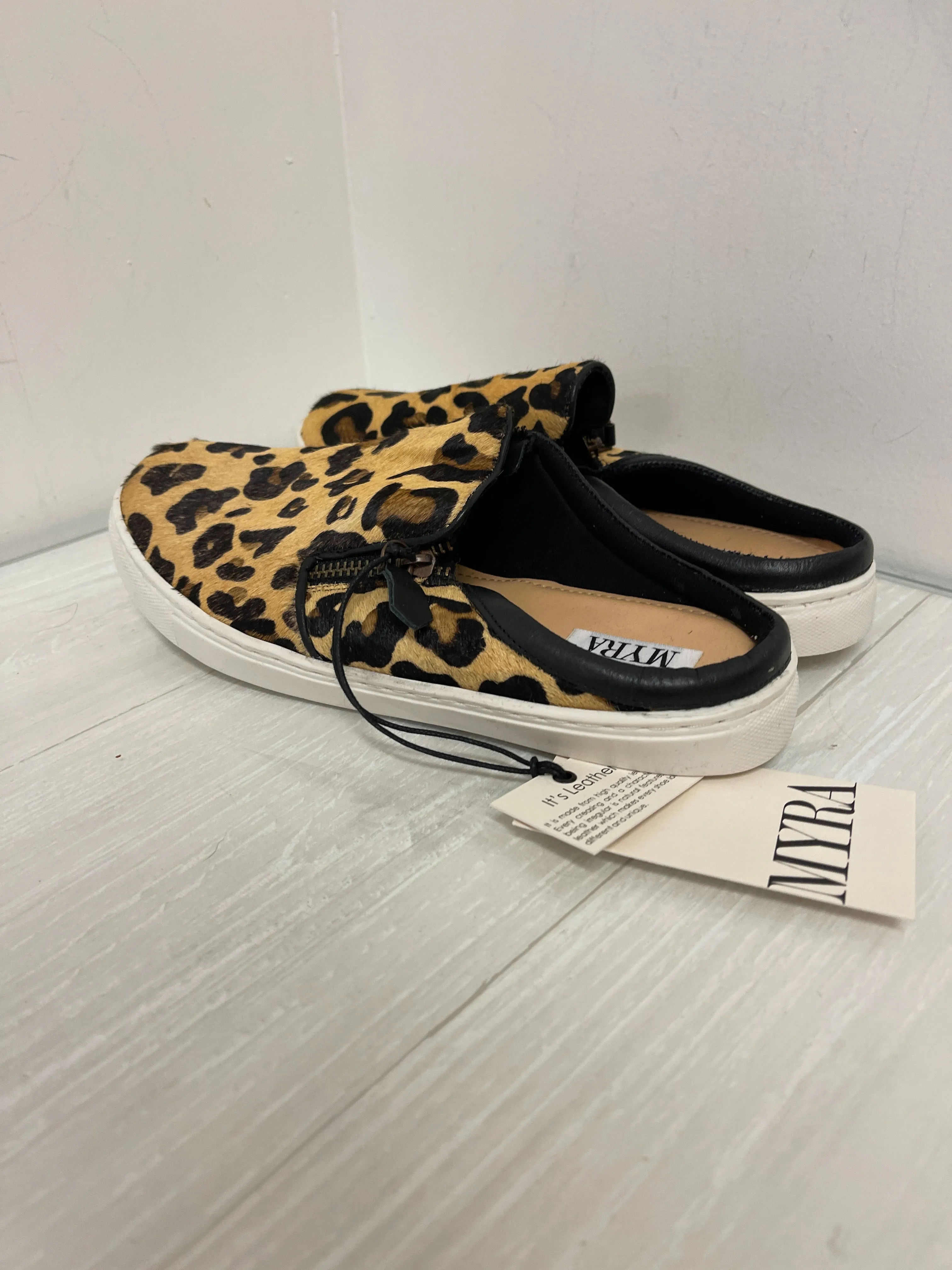 Shoes Flats By Myra In Animal Print, Size: 9