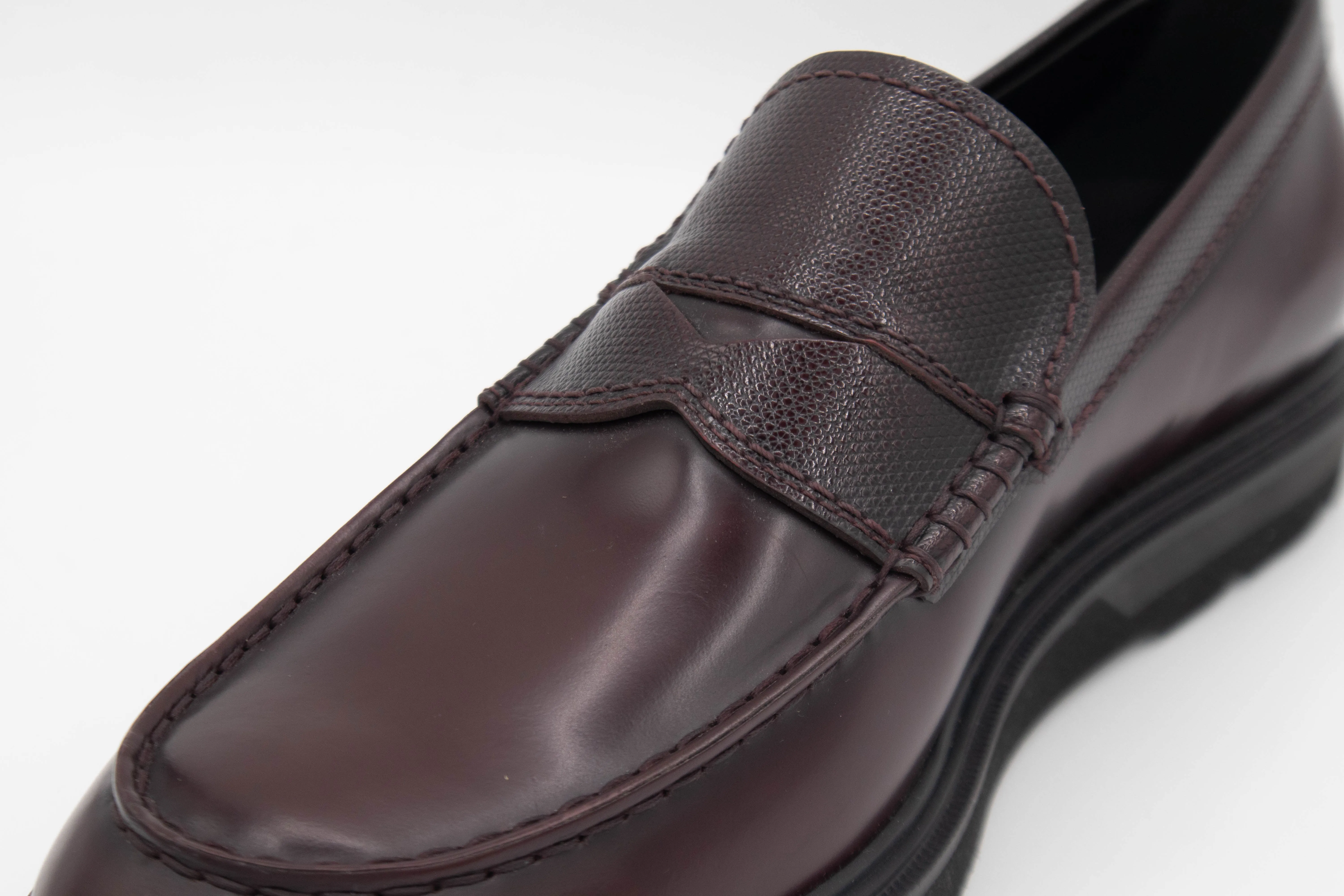 Tods Mens Leather Loafers With Pebbled Detail in Burgundy